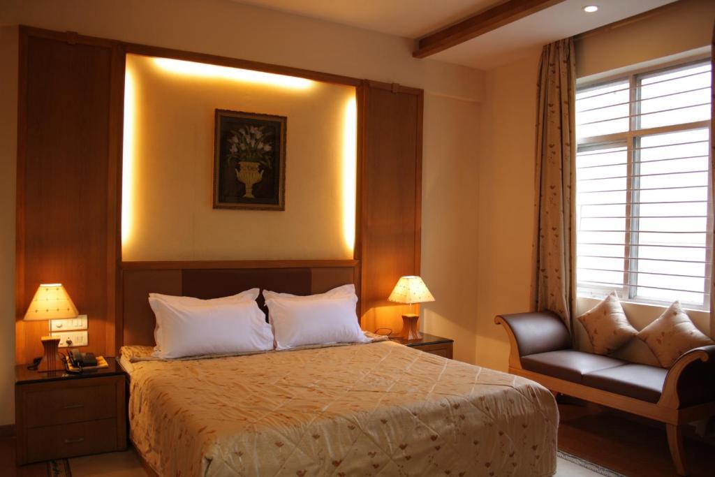 Postel nebo postele na pokoji v ubytování Hotel Roopa