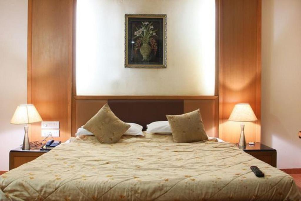 Postel nebo postele na pokoji v ubytování Hotel Roopa
