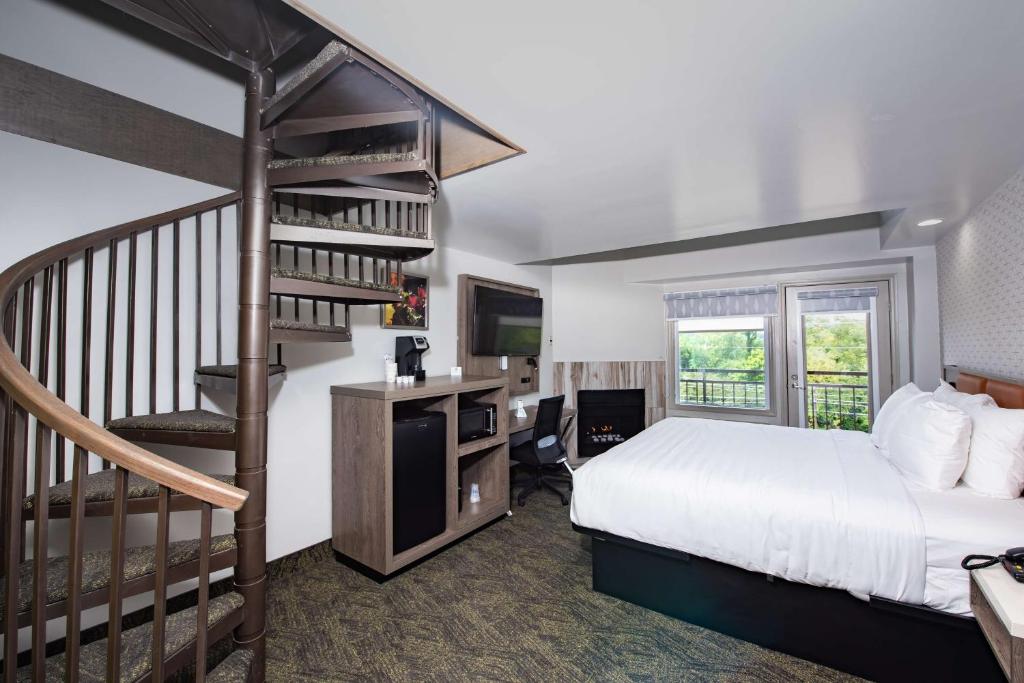 Postel nebo postele na pokoji v ubytování Best Western Plus Apple Valley Lodge Pigeon Forge