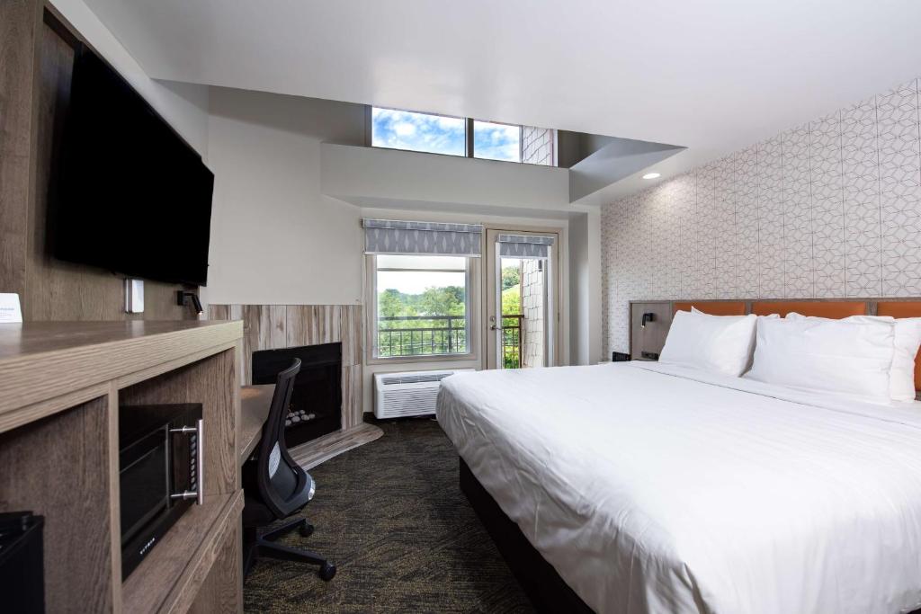 Postel nebo postele na pokoji v ubytování Best Western Plus Apple Valley Lodge Pigeon Forge