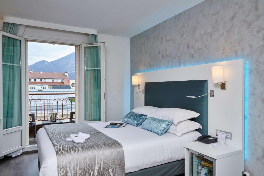 Postel nebo postele na pokoji v ubytování Best Western Plus Hotel Carlton Annecy