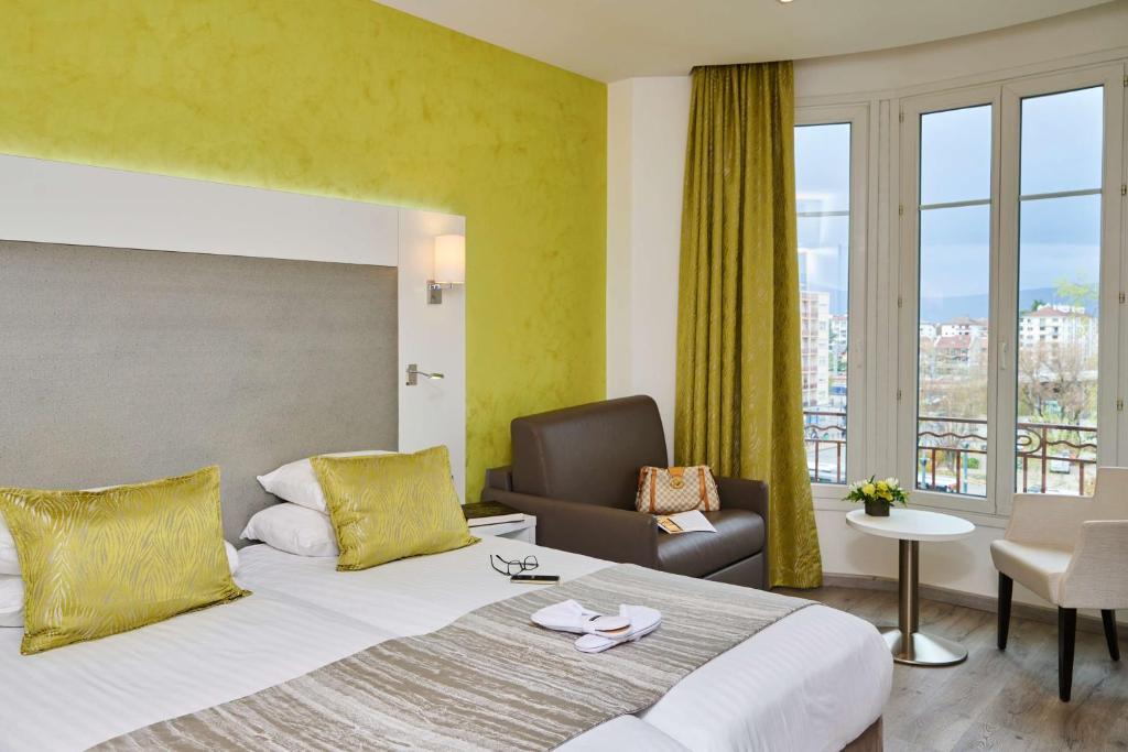 Postel nebo postele na pokoji v ubytování Best Western Plus Hotel Carlton Annecy