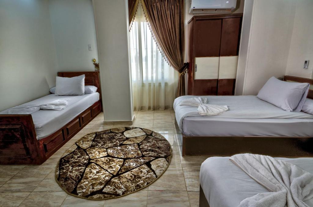 A bed or beds in a room at TuT Pyramids View