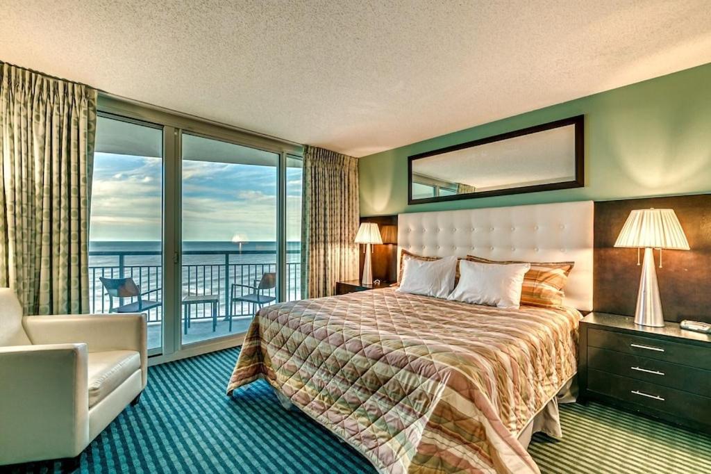 A bed or beds in a room at Fabulous ocean front penthouse condo
