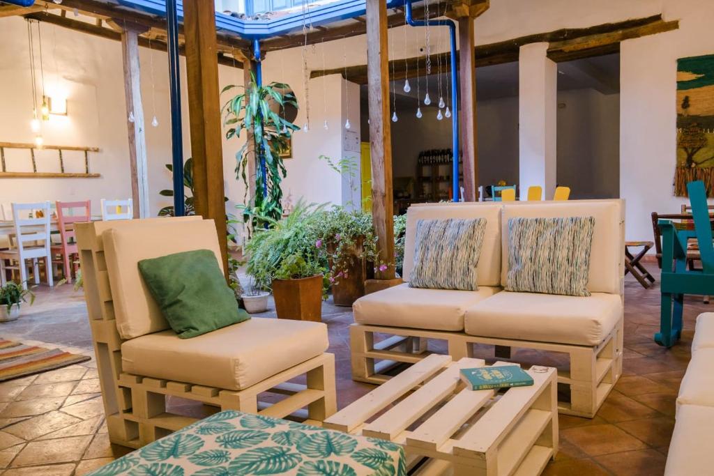 Meraki Boutique Hostel في سان جيل: كرسيين وطاولة قهوة في الغرفة
