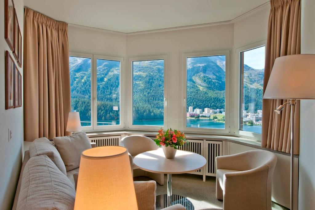 Nespecifikovaný výhled na hory nebo výhled na hory při pohledu z hotelu