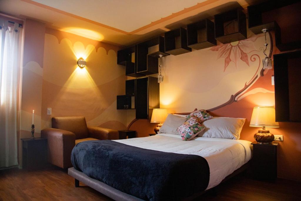 Habitación de hotel con cama y silla en Alondra Posada Turística, escape con chimenea a una hora de Bogotá, en Sesquilé