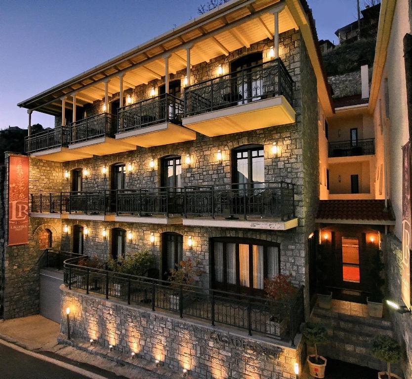 拉加迪亞的住宿－拉伽蒂亞度假酒店，建筑的一侧有灯