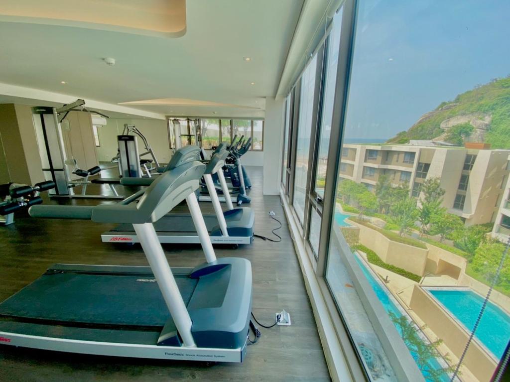 Fitness centrum a/nebo fitness zařízení v ubytování Seaview 2 BR Beach front Vacation HuaHin