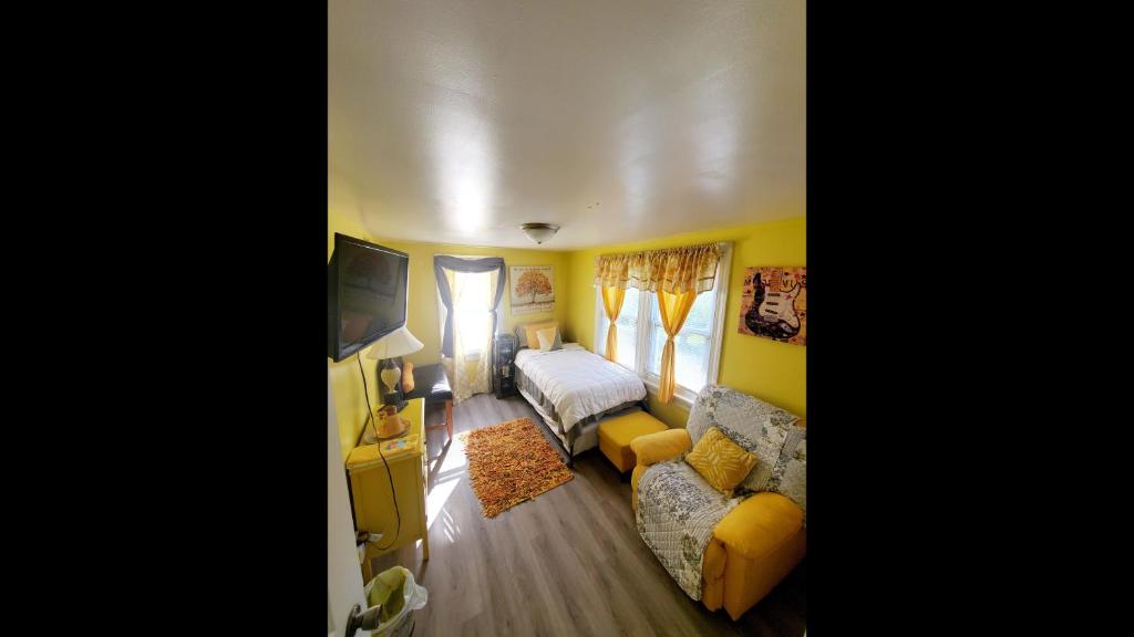 Kama o mga kama sa kuwarto sa Room in Guest room - Yellow Rm Dover- Del State, Bayhealth- Dov Base