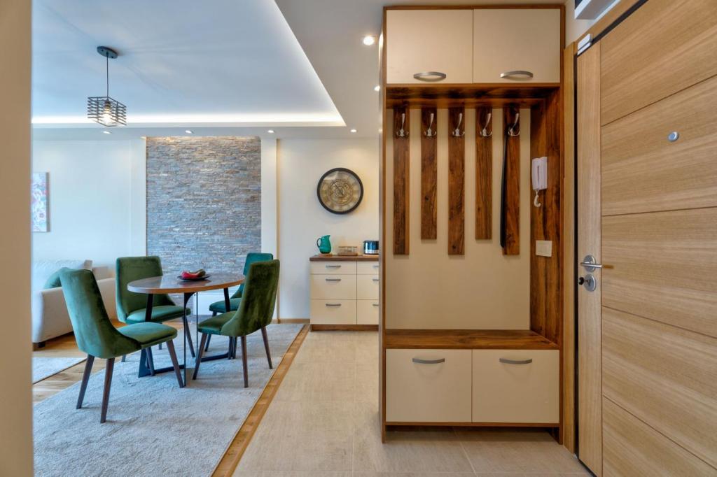 a kitchen and dining room with a table and chairs at Apartman 65 Zlatibor in Zlatibor