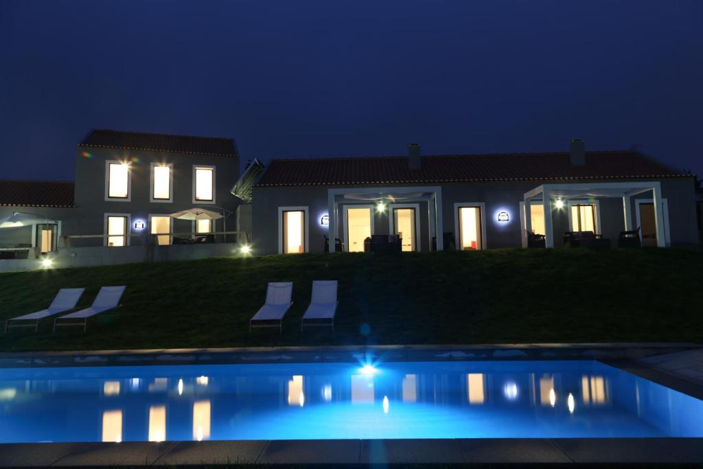 una casa con piscina por la noche en Casa do Melgaco, Turismo Rural, en Casal do Pardo