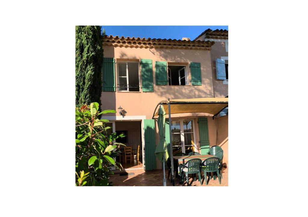 a house with a balcony with a table and chairs at Les Maisons de Pont Royal en Provence - maeva Home - Maison 3 pièces 6 personnes - Sélection MAE-2277 in Mallemort
