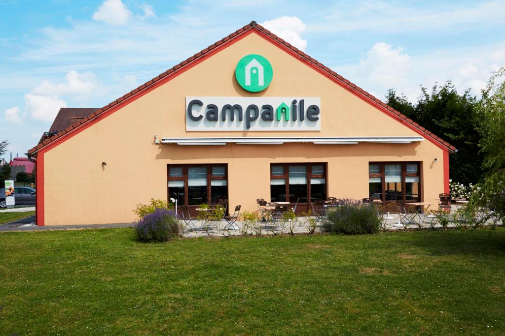 Un edificio con un cartel al costado. en Campanile Lille - Lomme, en Lomme