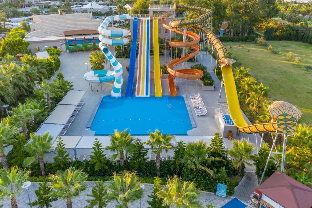 Bazén v ubytování Sunmelia Beach Resort Hotel & Spa-All Inclusive nebo v jeho okolí
