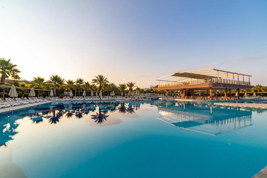 Bazén v ubytování Sunmelia Beach Resort Hotel & Spa-All Inclusive nebo v jeho okolí