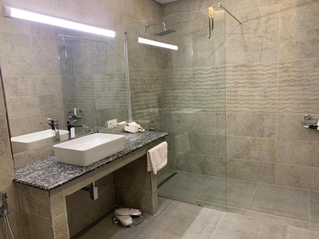 Koupelna v ubytování Ararat Hotel