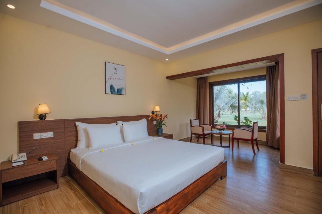 Postel nebo postele na pokoji v ubytování Celina Peninsula Resort Quảng Bình