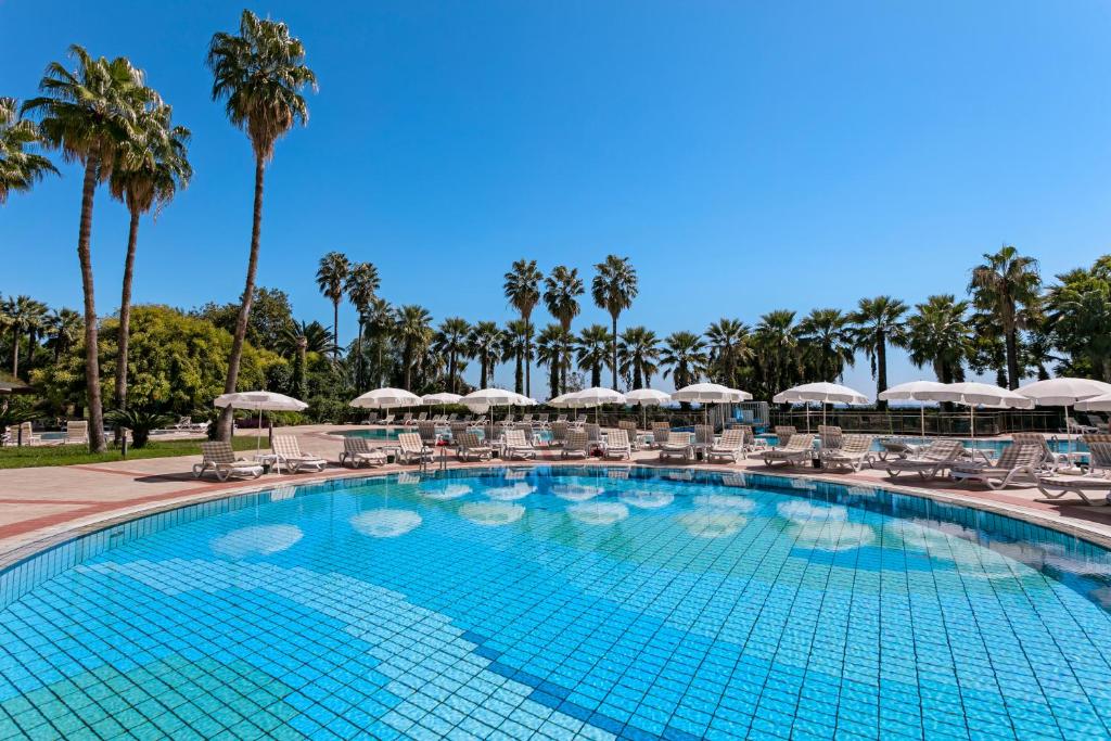 Bazén v ubytování Özkaymak Falez Hotel nebo v jeho okolí