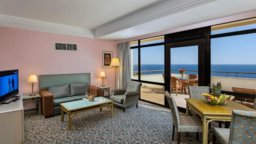 TV a/nebo společenská místnost v ubytování Özkaymak Falez Hotel