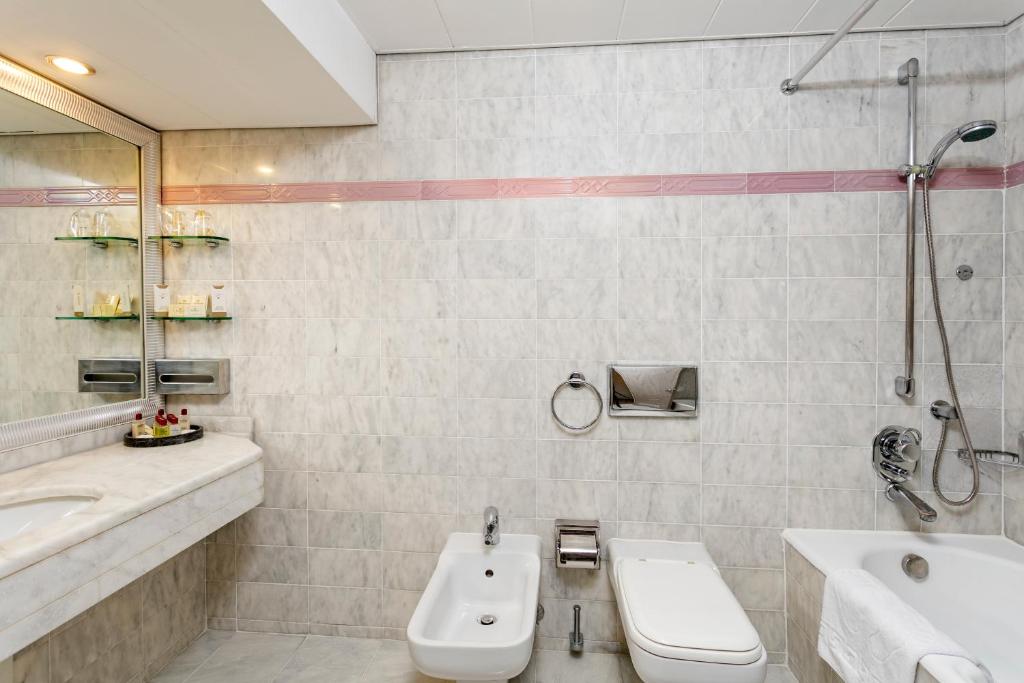 Koupelna v ubytování Özkaymak Falez Hotel