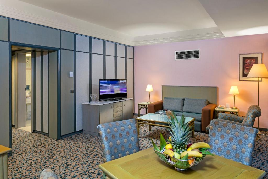 TV a/nebo společenská místnost v ubytování Özkaymak Falez Hotel