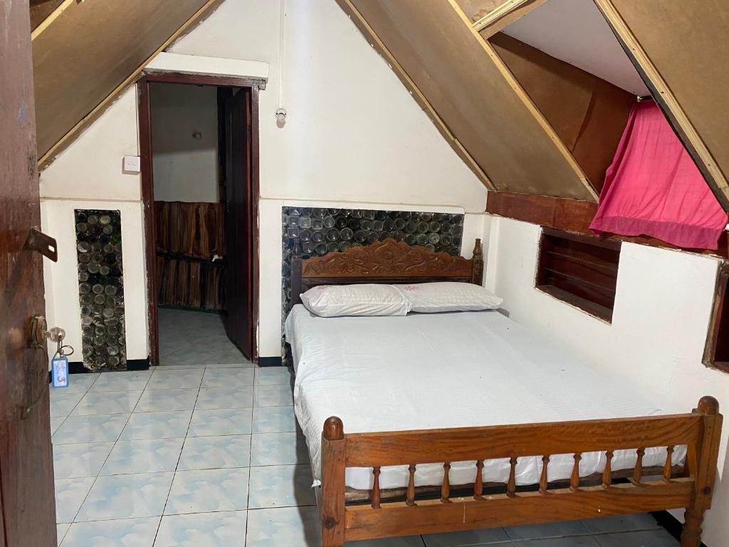 een slaapkamer met een bed in een kamer bij Jama’s Stay in Arugam Bay