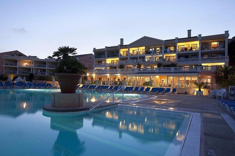 un hôtel avec une piscine devant un immeuble dans l'établissement Profitez du Festival du Soleil de Cannes, à Cannes