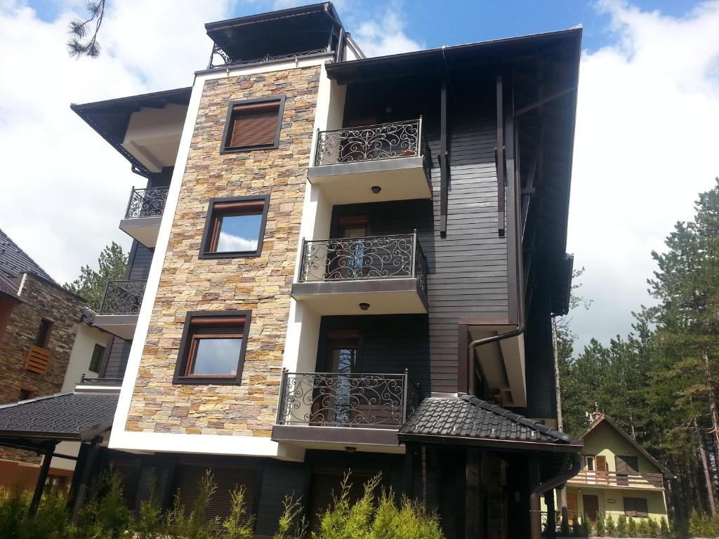 un edificio con balcones en un lateral en Apartment Dara, en Zlatibor