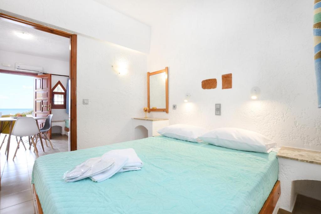 赫索尼索斯的住宿－Air Brand New Bedrooms，一间卧室配有一张带蓝色床单和镜子的床