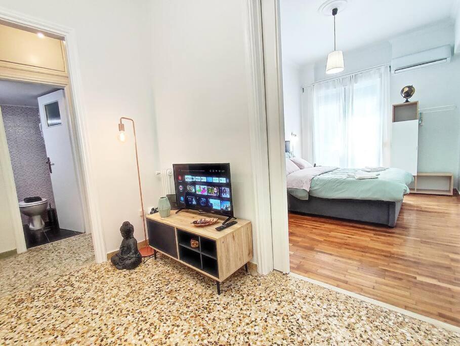 Postel nebo postele na pokoji v ubytování As ✓Two bedroom apartment in thissio