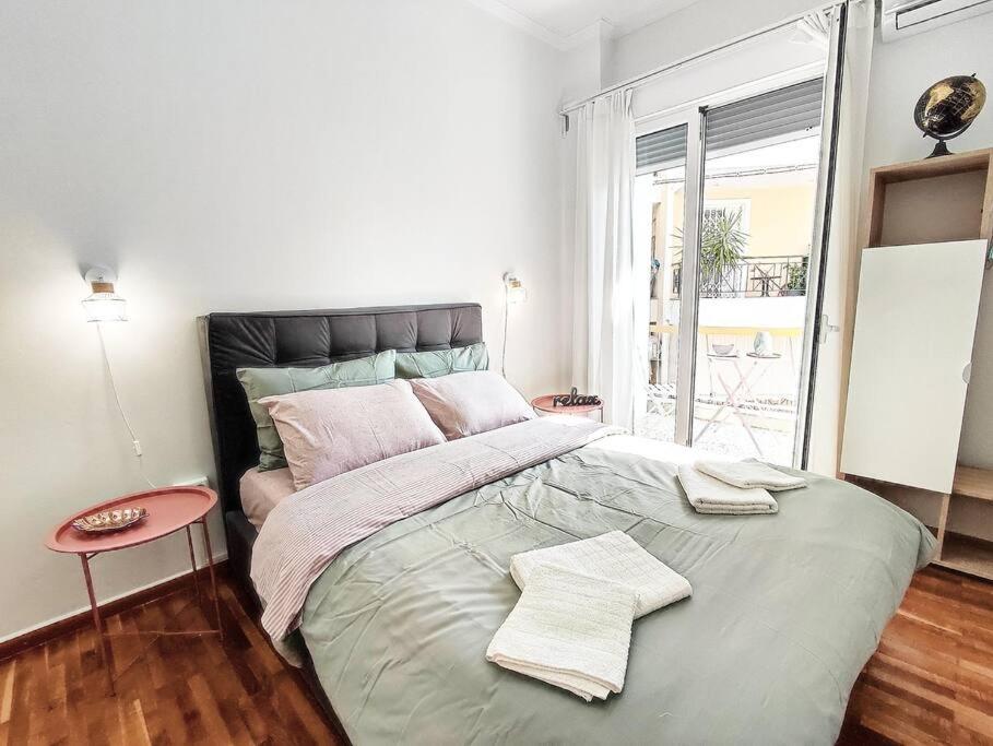 Postel nebo postele na pokoji v ubytování As ✓Two bedroom apartment in thissio