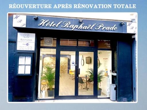 un magasin devant un bâtiment avec la porte ouverte dans l'établissement Hôtel Raphael Prado, à Marseille