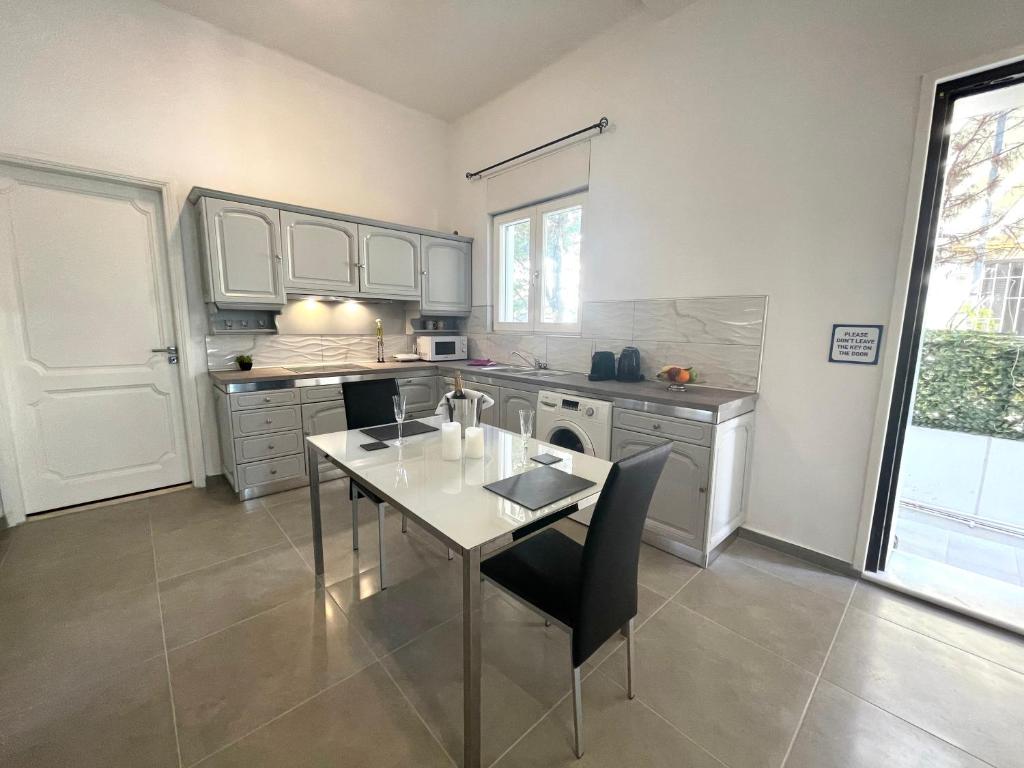 A kitchen or kitchenette at Villa 56 Luxury apartments