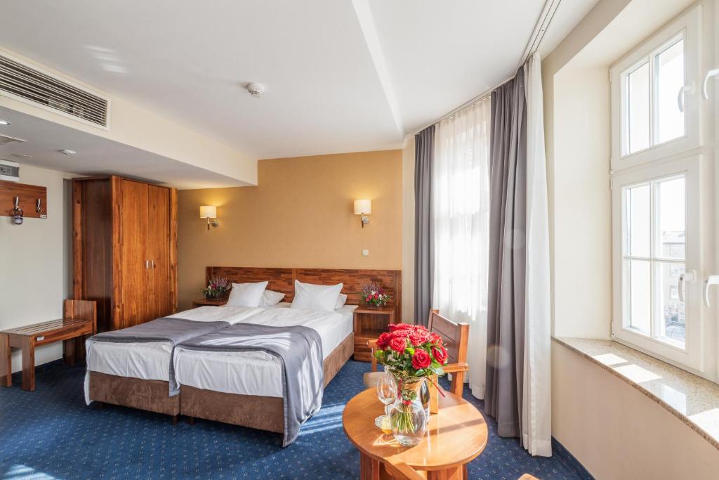 Posteľ alebo postele v izbe v ubytovaní Hotel Piast Wrocław Centrum