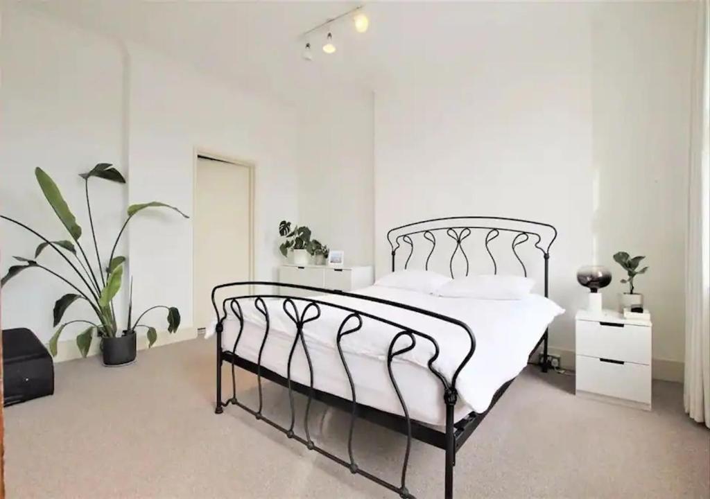 Llit o llits en una habitació de Walk to London Bridge En Suite Apartment with Kitchen