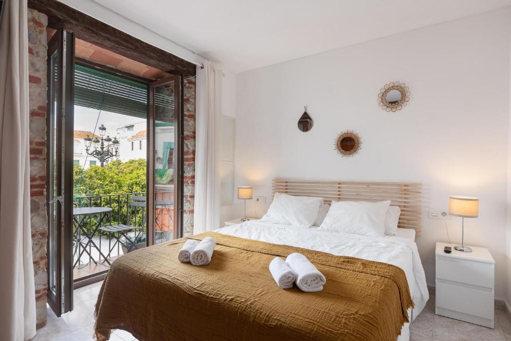 um quarto com uma cama grande e toalhas em MarbellaTown em Marbella