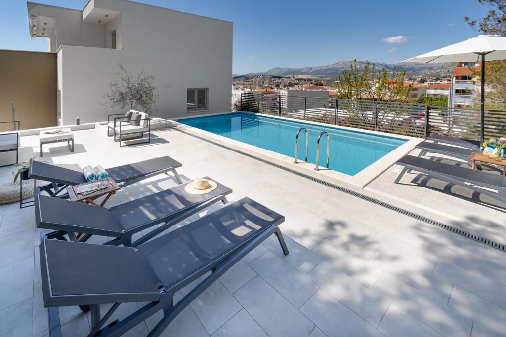 Bazén v ubytovaní New - Villa Nina with private 32 sqm heated pool, 5 bedrooms, fun zone, 850m from the beach alebo v jeho blízkosti