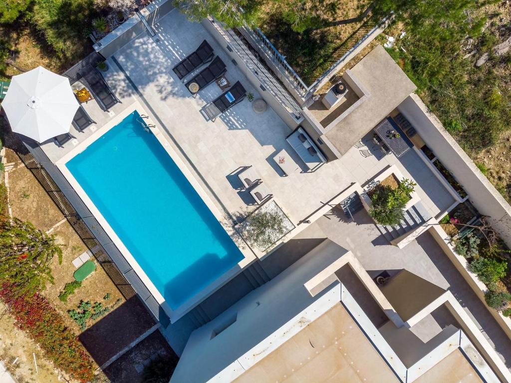 Bazén v ubytovaní New - Villa Nina with private 32 sqm heated pool, 5 bedrooms, fun zone, 850m from the beach alebo v jeho blízkosti