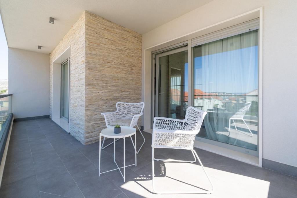 Balkón alebo terasa v ubytovaní New - Villa Nina with private 32 sqm heated pool, 5 bedrooms, fun zone, 850m from the beach