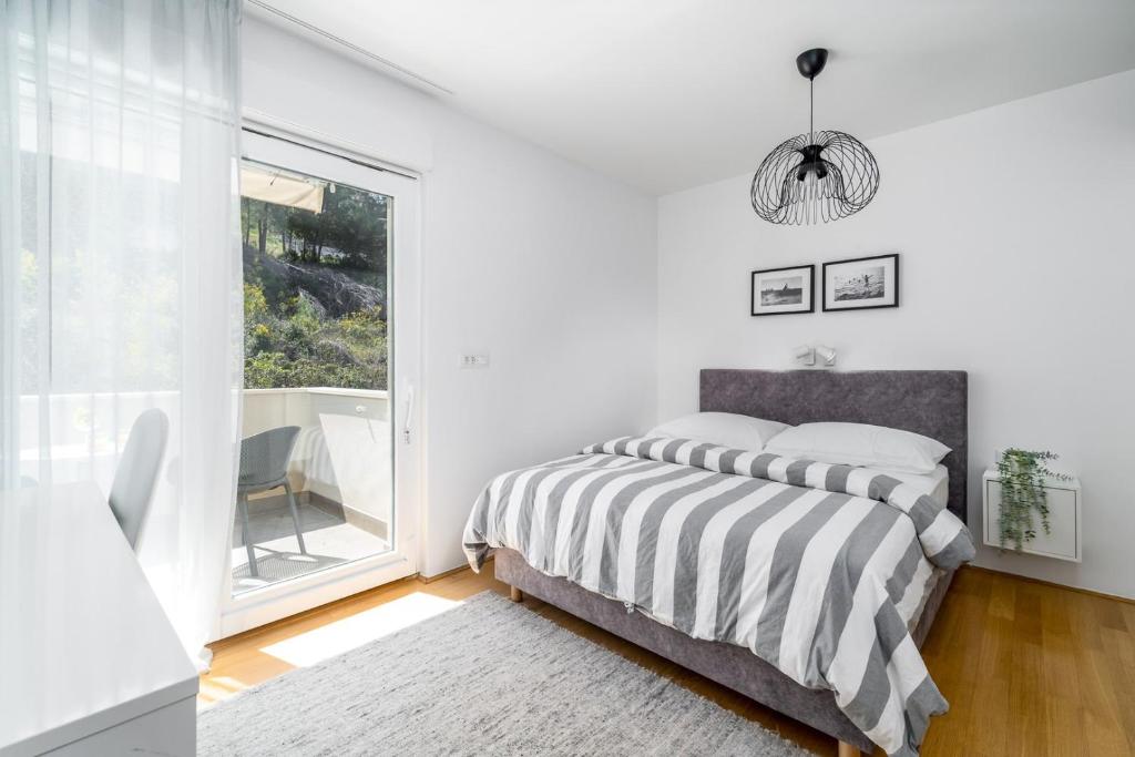 Posteľ alebo postele v izbe v ubytovaní New - Villa Nina with private 32 sqm heated pool, 5 bedrooms, fun zone, 850m from the beach