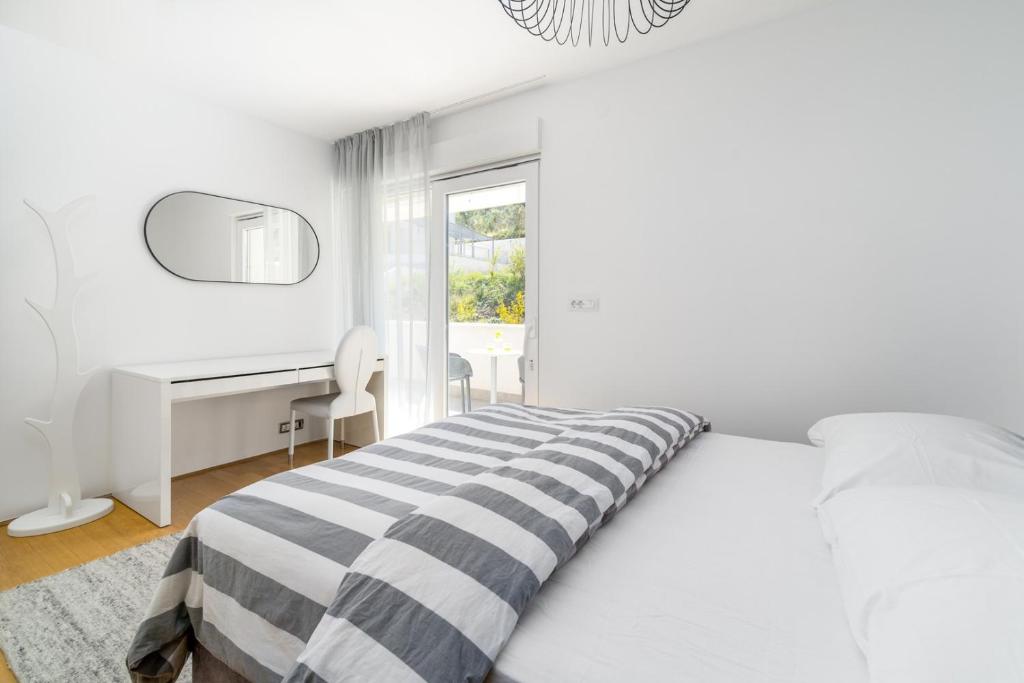 Posteľ alebo postele v izbe v ubytovaní New - Villa Nina with private 32 sqm heated pool, 5 bedrooms, fun zone, 850m from the beach