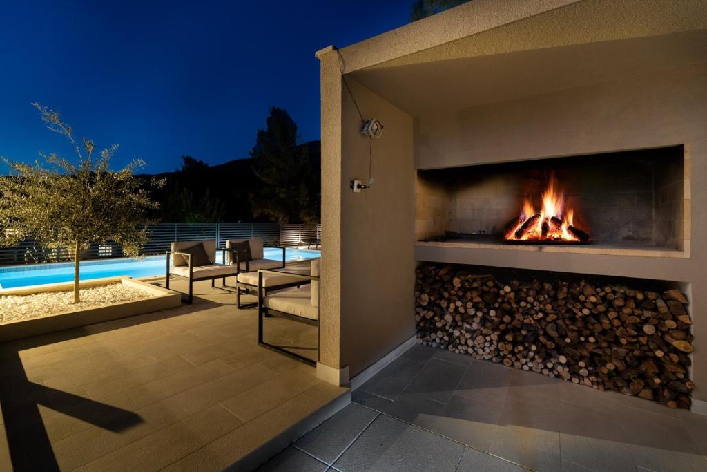 Bazén v ubytovaní New - Villa Nina with private 32 sqm heated pool, 5 bedrooms, fun zone, 850m from the beach alebo v jeho blízkosti