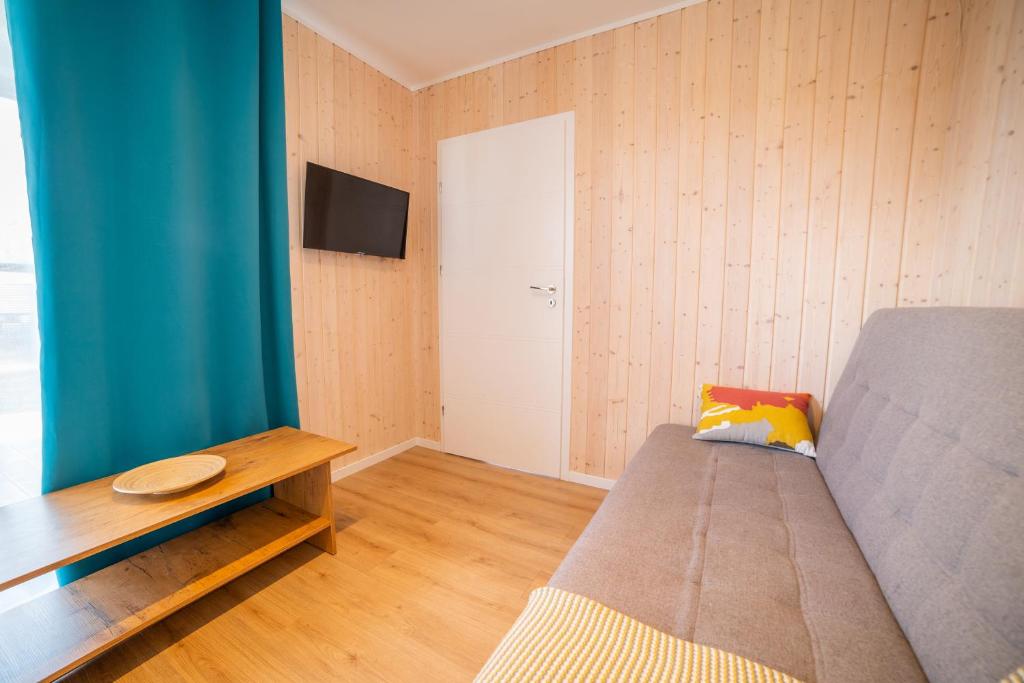 Televízia a/alebo spoločenská miestnosť v ubytovaní Velo Camp nad jeziorem Dadaj