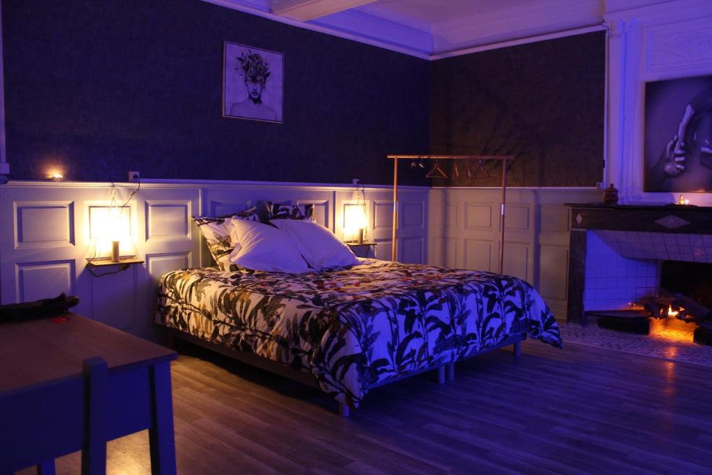 A bed or beds in a room at Le mas Roc'amour
