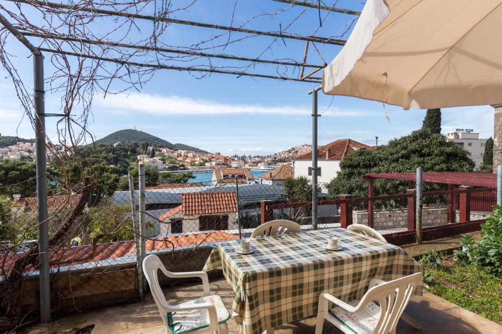 einen Tisch und Stühle mit Stadtblick in der Unterkunft Sunset Bay Room in Dubrovnik