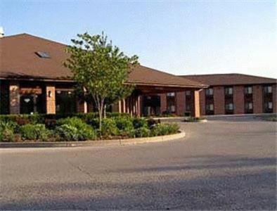 an empty parking lot in front of a building at Amerihost Inn & Suites Fulton in Fulton