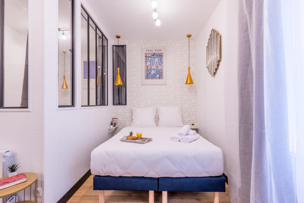 een slaapkamer met een bed en een dienblad bij Apartments WS Champs-Elysées - Colomb in Parijs