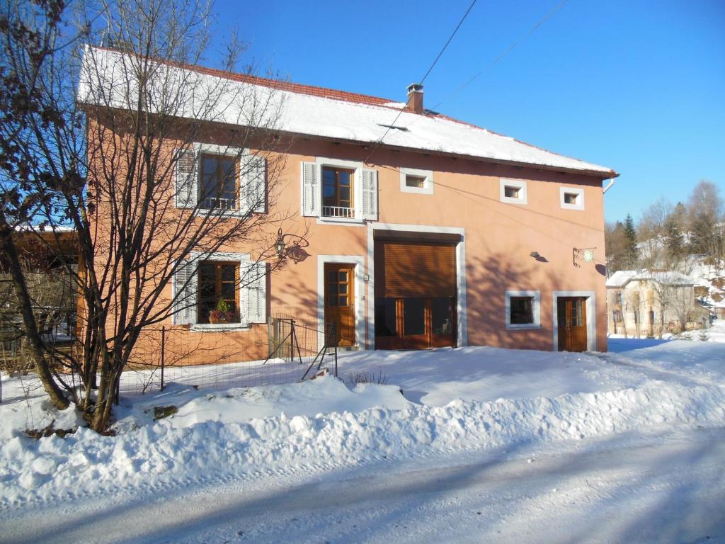 ein Haus mit Schnee davor in der Unterkunft La Parrière in Le Saulcy