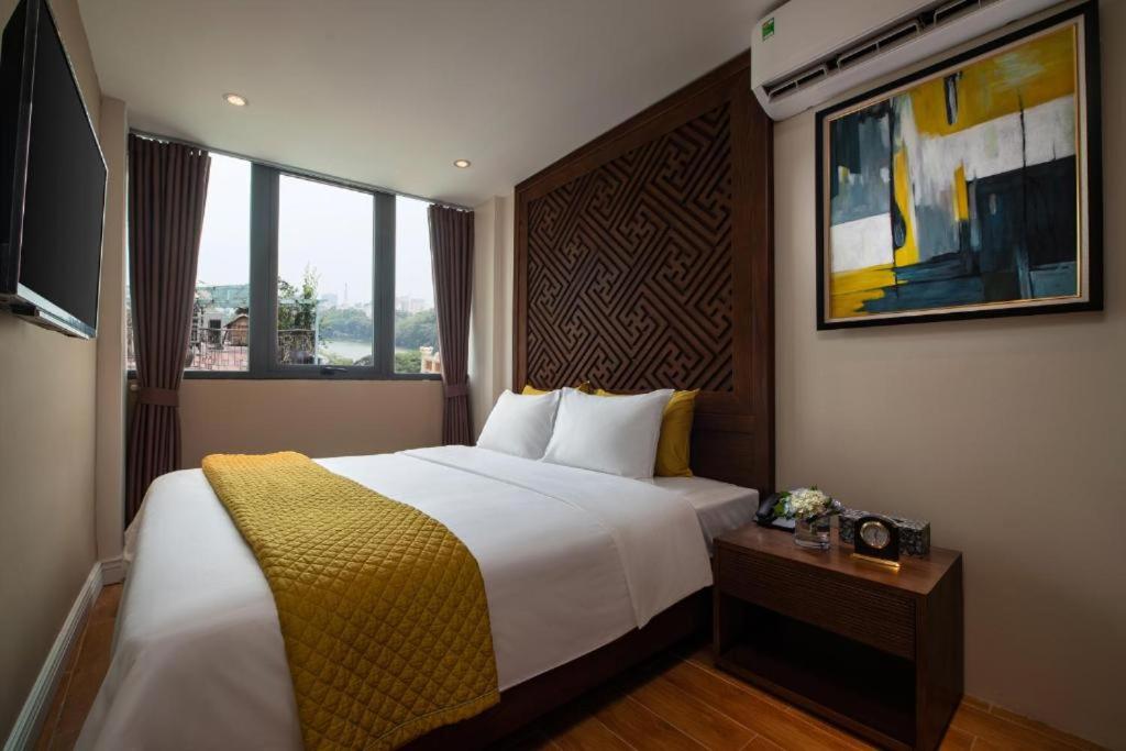 Postel nebo postele na pokoji v ubytování Hanoi Lakeside Premium Hotel & Travel